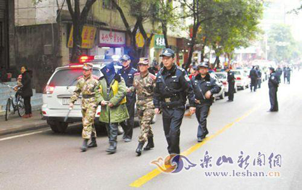 警方带犯罪嫌疑人指认现场。